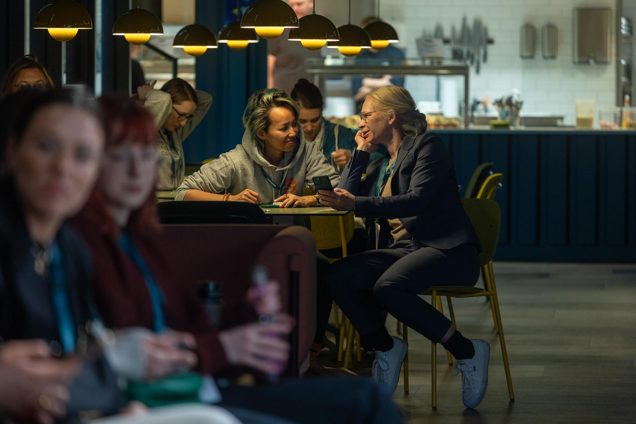 Teilnehmerinnen im Austausch - Women in Tech Night 2025